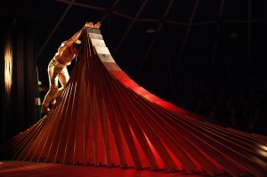 Cirque ici- Johann Le Guillerm-Secret temps 2.Le Channel, Calais-20-01-2012.