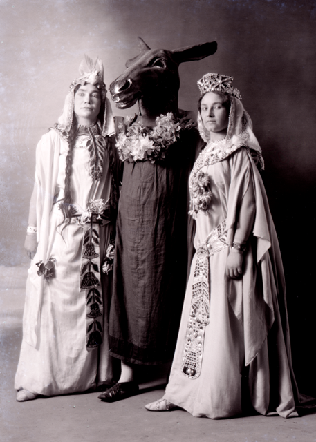 Carme Roldán, Francesca Domènech i actor desconegut. 1 908. Fotografia Audouard