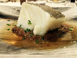 Morro de bacalao con ciruelas y cebolla roja rustida al horno de carbón