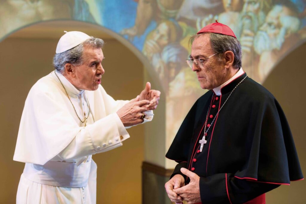 Lluís Soler, Xavier Boada i la transformació de l’espai del Teatre Akadèmia enlluernen crítica i públic. «El Papa» amplia funcions els dissabtes a la tarda (a partir del 19/11)