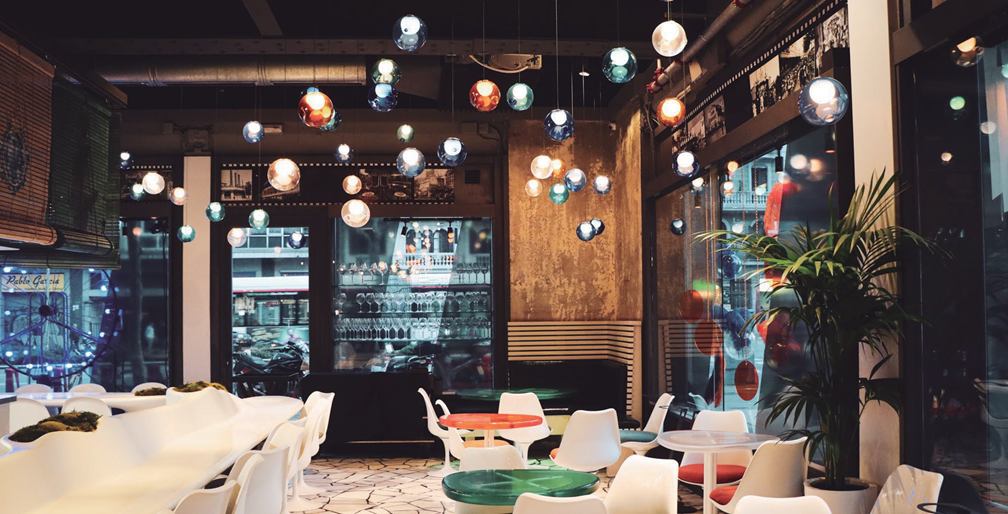 Teatro Kitchen & Bar se reinventa bajo la batuta de Oliver Peña para devolver el  espectáculo culinario al Paralelo de Barcelona
