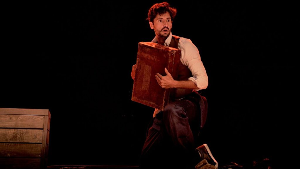 Juan Diego Botto arriba al TNC amb amb totes les entrades d»Una noche sin luna’ exhaurides .Del 9 al 23 de desembre estarà en cartell a la Sala Gran del TNC. 