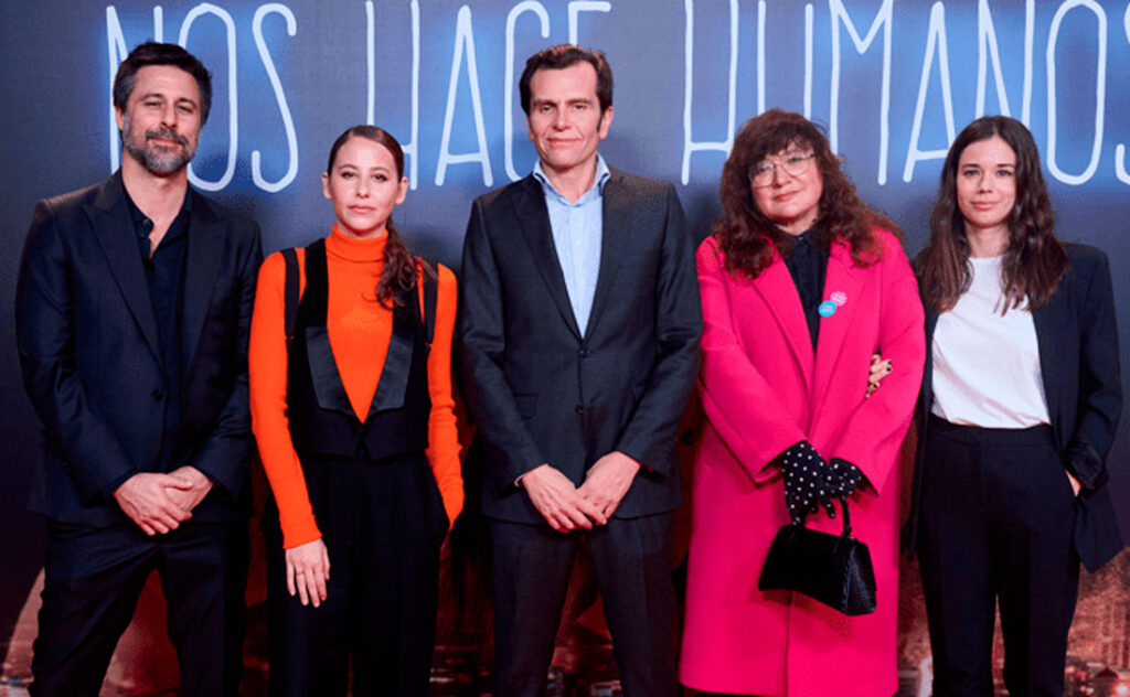 La directora Isabel Coixet y los actores Laia Costa y Hugo Silva, artífices de ‘Cuidarnos entre nosotros nos hace humanos’