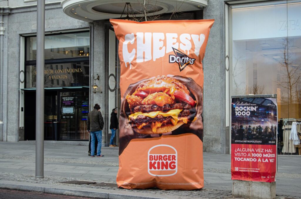 BURGER KING® INSTALA BOLSAS DE DORITOS GIGANTES CON SORPRESAS EN SU INTERIOR EN LAS CALLES DE MADRID Y BARCELONA