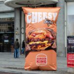 BURGER KING® INSTALA BOLSAS DE DORITOS GIGANTES CON SORPRESAS EN SU INTERIOR EN LAS CALLES DE MADRID Y BARCELONA