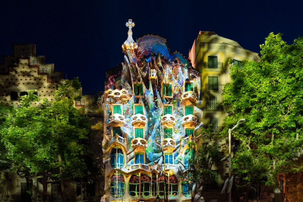 La fachada de Casa Batlló volverá a sorprender con el espectacular mapping del artista Refik Anadol el próximo 5 de mayo, a partir de las 21:30 h.
