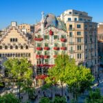 Casa Batlló vuelve a celebrar la Diada de Sant Jordi, con su icónico traje de rosas sobre los balcones y con un viaje olfativo de la mano de la fundación Ernesto Ventós