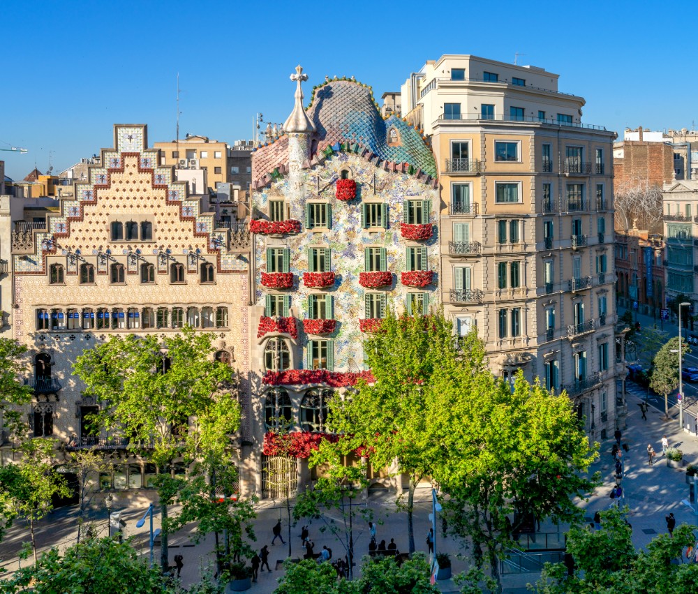 Casa Batlló vuelve a celebrar la Diada de Sant Jordi, con su icónico traje de rosas sobre los balcones y con un viaje olfativo de la mano de la fundación Ernesto Ventós