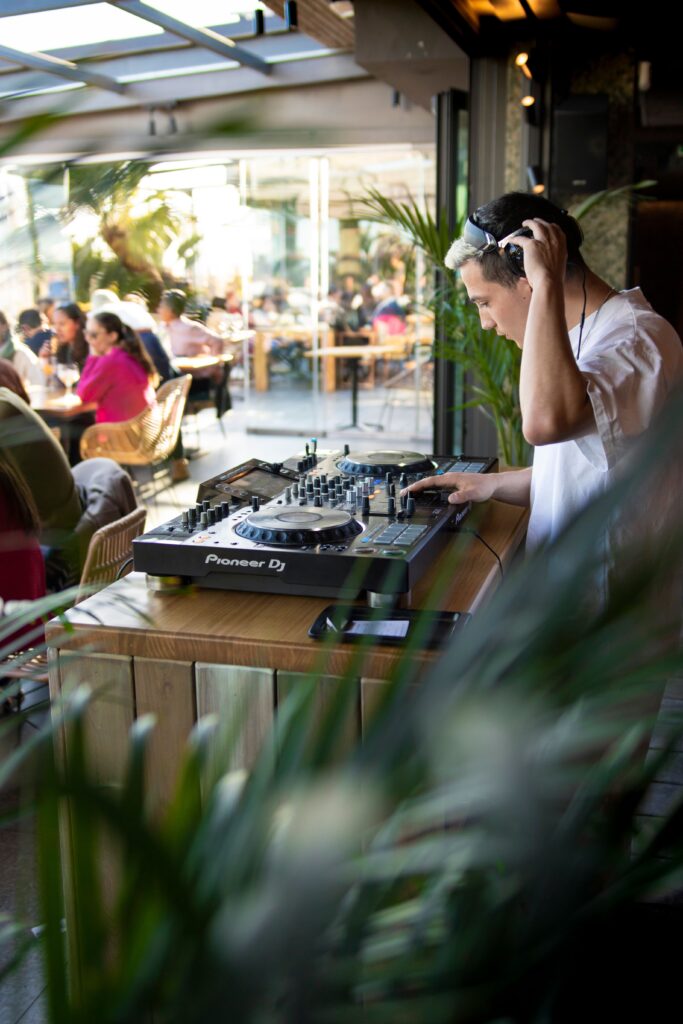 TIBU-RON BEACH CLUB EL IMPRESCINDIBLE DE LA TEMPORADA (Y MÁS) EN PRIMERA LÍNEA DE MAR