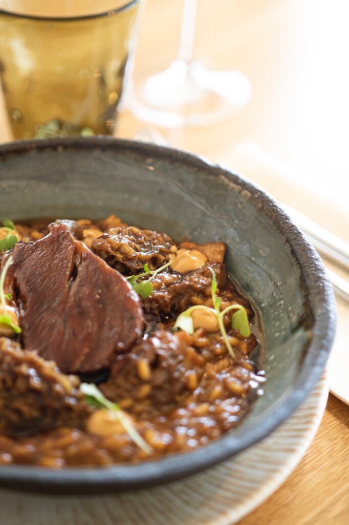 ¿Te apetece un arroz de colmenillas con carrillera?