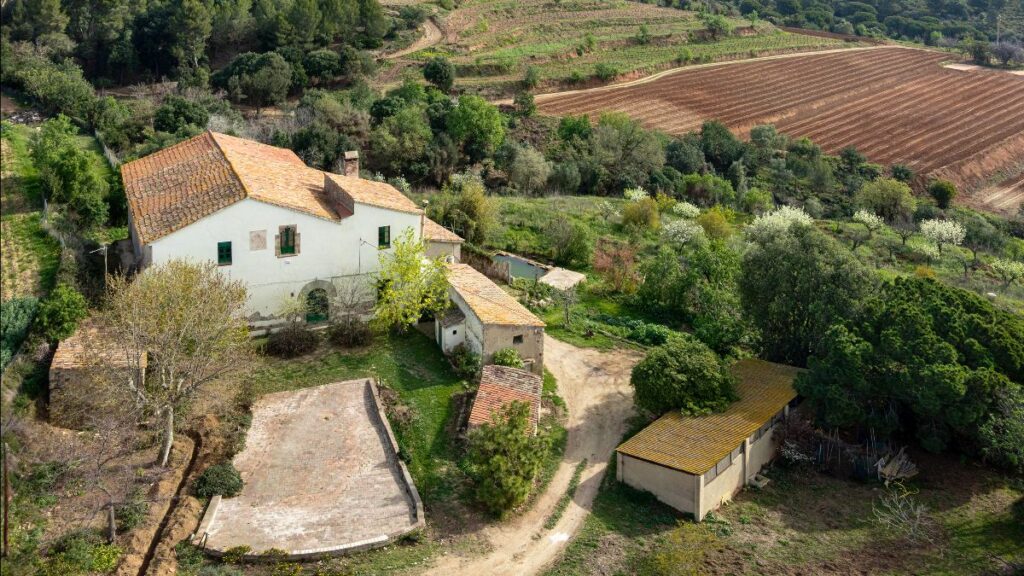 El 27 de mayo se celebra la 1ª edición de CAN REON FESTIVAL, en un nuevo espacio artístico y cultural que revitaliza una masía de más de 700 años en Tiana, con Carles Viarnès, Alba G. Corral, Miquel Barcelona y Genevieve Murphy, entre otros artistas