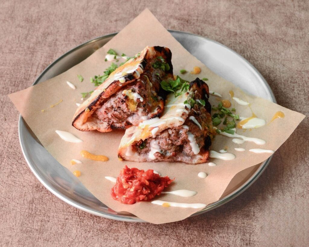 Dos Manos, un pita & Tapas bar que trae a Barcelona la atmósfera de Tel Aviv