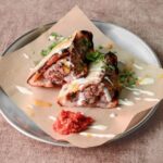Dos Manos, un pita & Tapas bar que trae a Barcelona la atmósfera de Tel Aviv