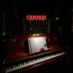 🎬 Campari trae a Barcelona un auténtico Pianobar de lo más cinematográfico. ¿Y sabes qué es lo mejor de todo? Que con cada uno de tus Campari Spritz podrás pedir que se interprete la canción de tu película favorita. ¿Ya sabes cual será?