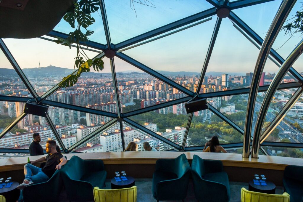 Entradas Dinner & Show con vistas 360º en Skyfall Cocktail Club, Barcelona