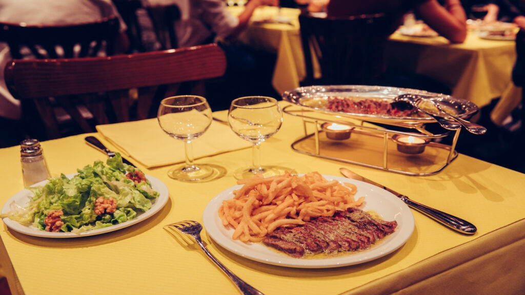 L’ENTRECÔTE, EL BISTRO DE MENÚ ÚNICO QUE CAUSA FUROR DESDE HACE 60 AÑOS