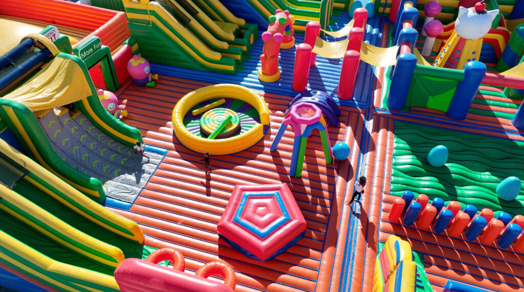 EL PARQUE HINCHABLE MÁS GRANDE DEL MUNDO