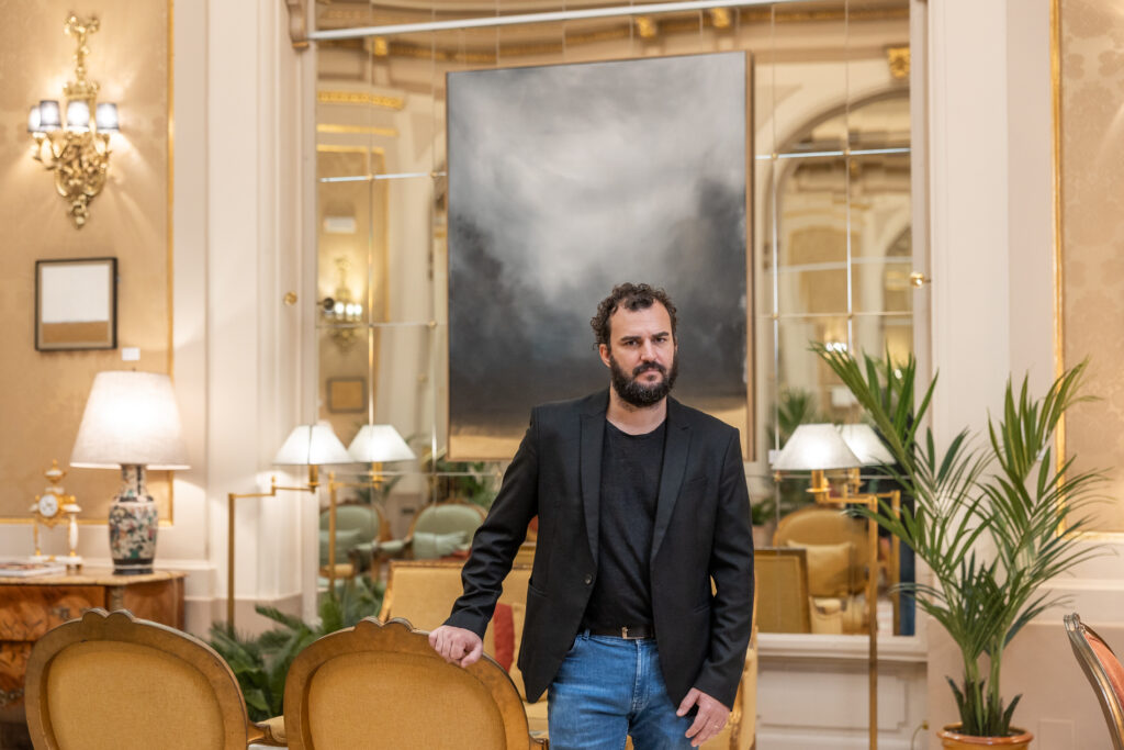 Adéntrese en el paisaje de Pau Escat en El Palace Barcelona que podrá visitarse hasta el 30 de enero de 2024
