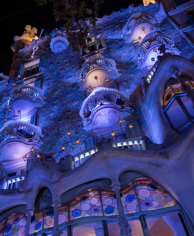 Iluminación de Navidad de Casa Batlló .Esta Navidad, disfruta de un espectáculo visual de luz y música en la fachada de Casa Batlló