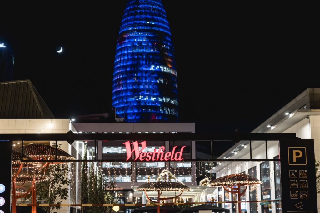 ¡Westfield Glòries celebra la Navidad con ‘The Christmas House’, chocolate caliente y mucha música! Del 6 de diciembre al 5 de enero