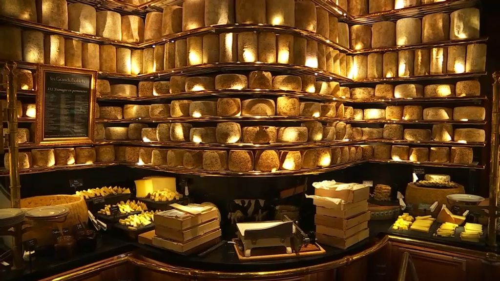 Les Grands Buffets – un restaurante para el gran público que recupera el lujo, la tradición culinaria francesa y los servicios de mesa más clásicos, en un ambiente de Palacio.