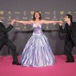 Los presentadores de la gala Javier Calvo y Javier Ambrossi lucirán en el photocall diseños de Palomo Spain y Ana Belén se ha decantado por Redondo Brand