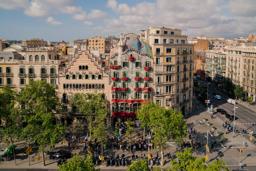 Casa Batlló vuelve a vestirse con su traje de rosas por la Diada de Sant Jordi 21, 22 y 23 de abril.