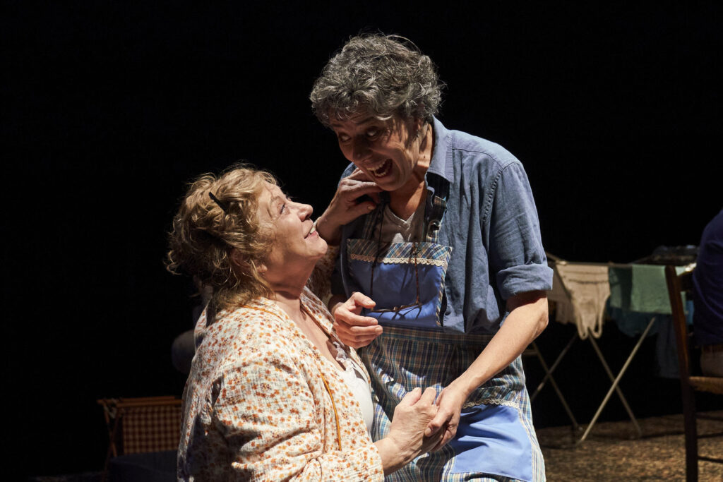 La comèdia Amnèsia del dramaturg argentí Nelson Valente s’instal·la a la Sala Petita del TNC Del 09/05//24 al 02/06/24