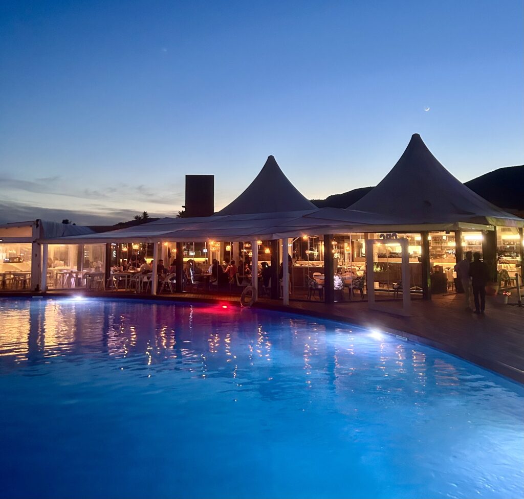 Disfruta de la gastronomía de fusión frente al mar Mediterráneo en Casanova Beach Club