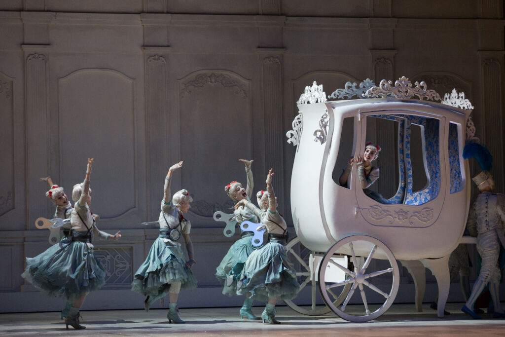 ‘La cenerentola’, l’òpera còmica de Rossini, arriba al Liceu amb la versió d’Emma Dante del 16 de maig a l’1 de juny.