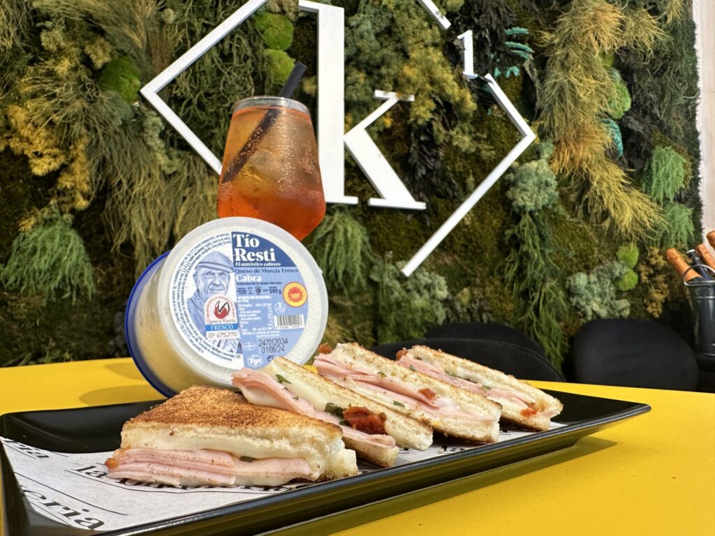 La nueva colaboración del verano: Tio Resti de Quesos TGT y la Bikineria se alían para crear un efímero Bikini