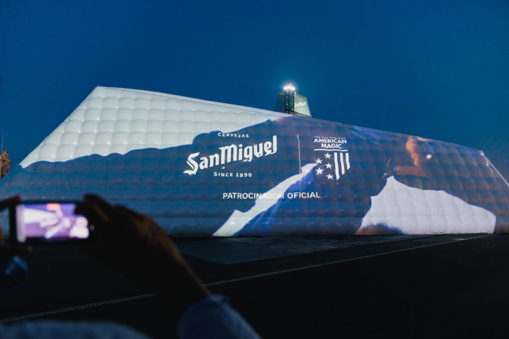 San Miguel instala el último SeeKers Boat en Barcelona, dando comienzo a la Copa América de Vela desde el 31 de julio hasta el 6 de agosto `
