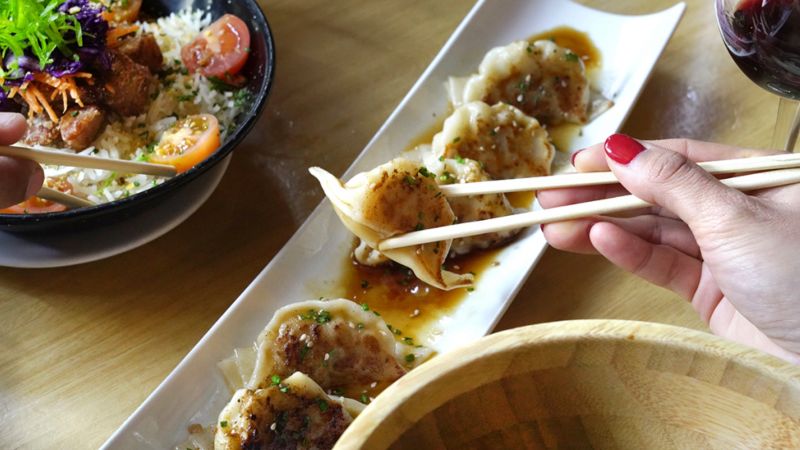 El Raval propone «la regata» más suculenta y cosmopolita por los restaurante y bares del barrio