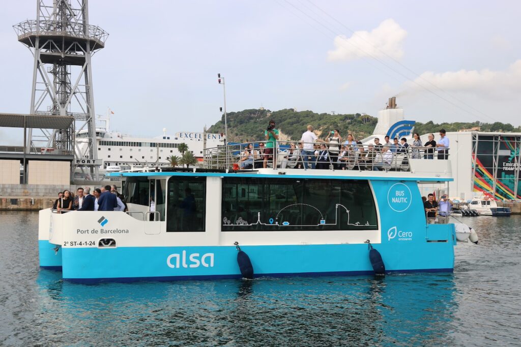 Un nuevo barco que une la Rambla con la playa de la Barceloneta