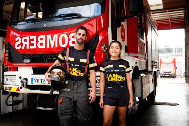 Decathlon y la Vueling Cursa Bombers presenta la camiseta oficial del 25 aniversario de la carrera que se celebrará el 10 de noviembre