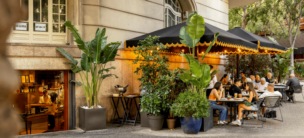 Carles Abellán y su equipo abren el nuevo Bar Vint-i-quatre , un local de tradición contemporáneo a base de platillos para compartir