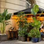 Carles Abellán y su equipo abren el nuevo Bar Vint-i-quatre , un local de tradición contemporáneo a base de platillos para compartir