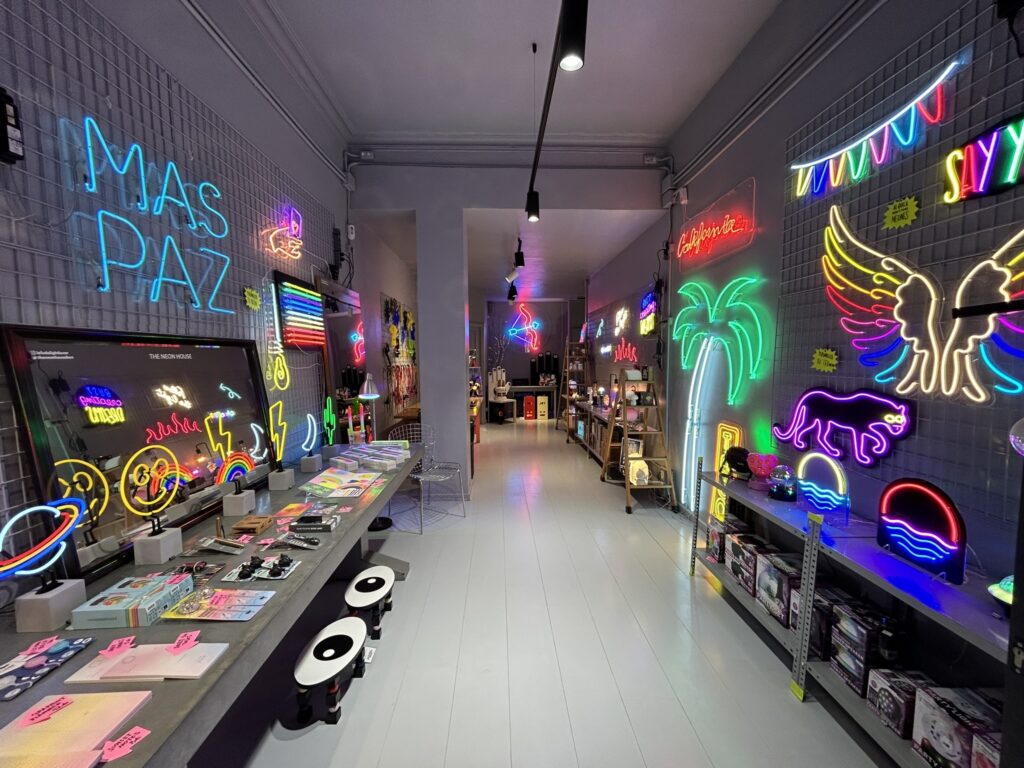The Neon House, la nueva casa de la luz creativa en Barcelona