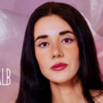 Anna Rialb nos presenta un viaje sonoro de 360º con su nuevo disco, para exponernos su particular balance de las experiencias que ha vivido a lo largo de lo últimos años : Hard Cor