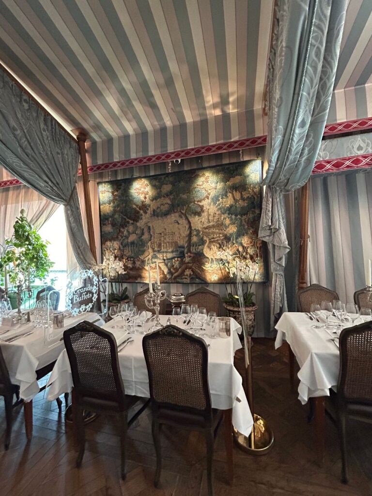 **Les Grands Buffets: Un viaje culinario a través del tiempo en Narbona**