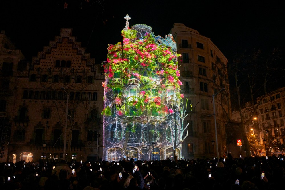 **El Mapping 2025 de Casa Batlló: Una Celebración de Arte y Naturaleza en el Corazón de Barcelona**