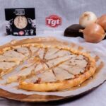 Una cena perfecta gracias a la irresistible receta con queso Ahuyentalobos Jamón de Quesos TGT y Enrique Tomás