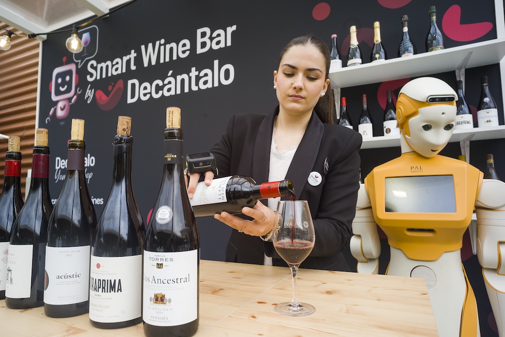 Decántalo presenta su Smart Wine Bar en el MWC2025: cuando la inteligencia artificial se une a la tradición vinícola