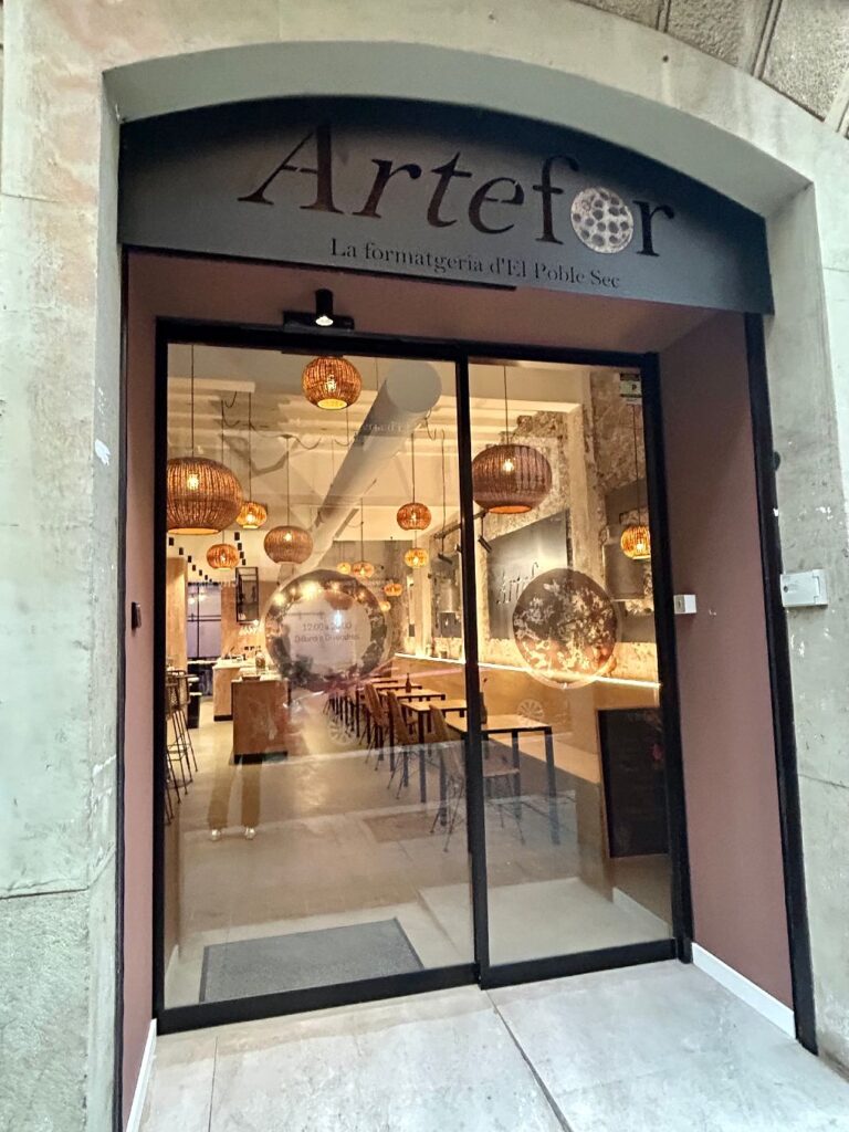 **Artefor: El nuevo espacio gastronómico para los amantes del queso en Barcelona**