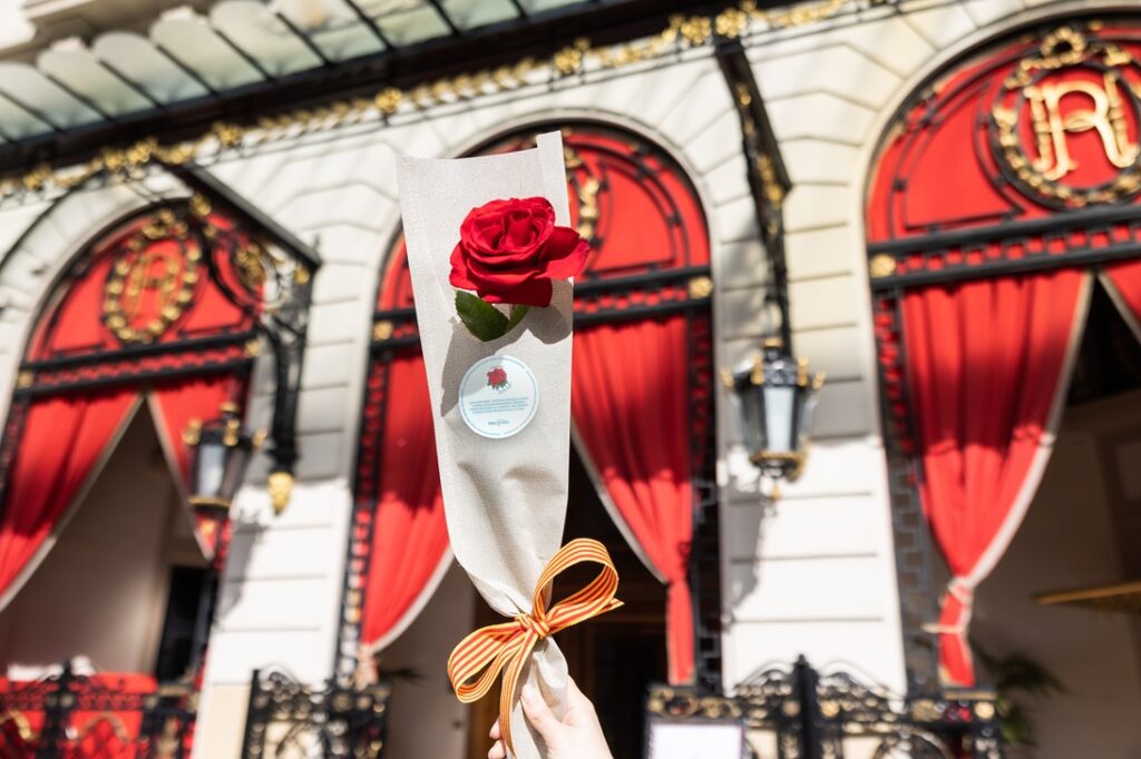 Sant Jordi en El Palace Barcelona: firmas de libros, rosas y pulseras solidarias, menús especiales y un taller de escritura y cava