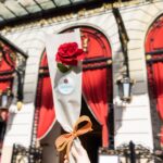 Sant Jordi en El Palace Barcelona: firmas de libros, rosas y pulseras solidarias, menús especiales y un taller de escritura y cava