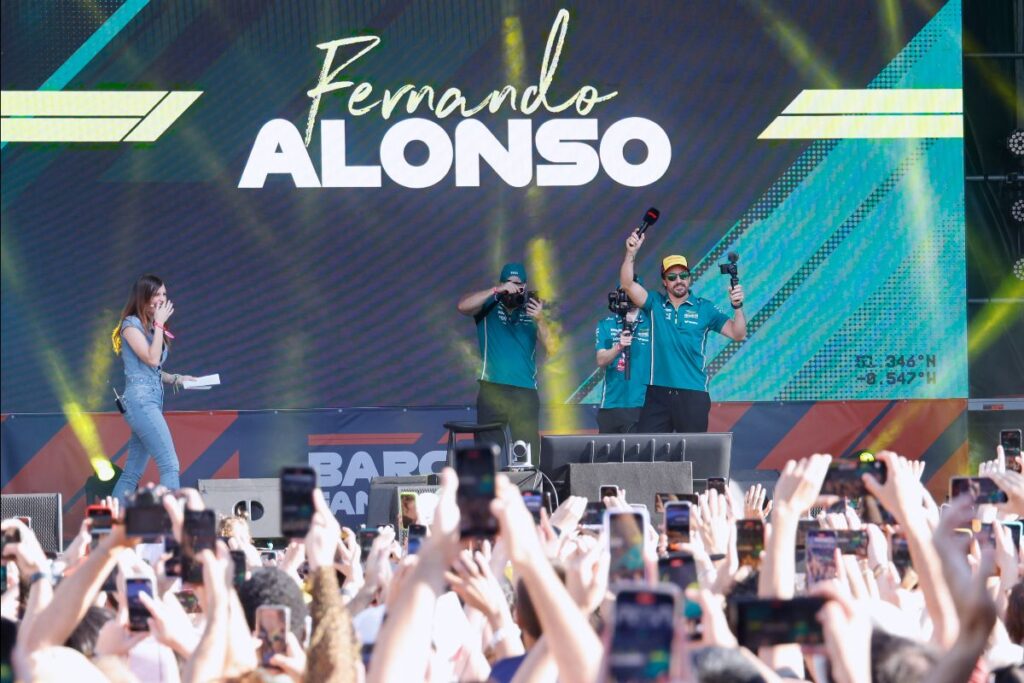 Barcelona se rinde a Fernando Alonso y Carlos Sainz en el Fan Forum de la F1