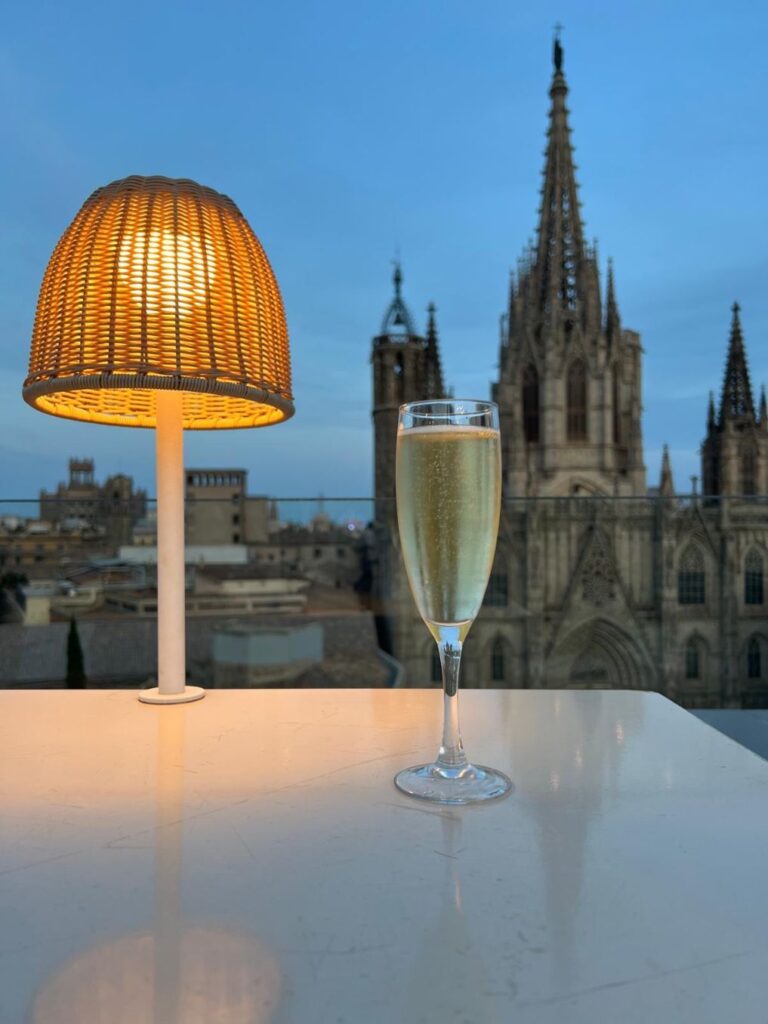 Los espectaculares atardeceres de Barcelona desde la terraza de Lamaro.