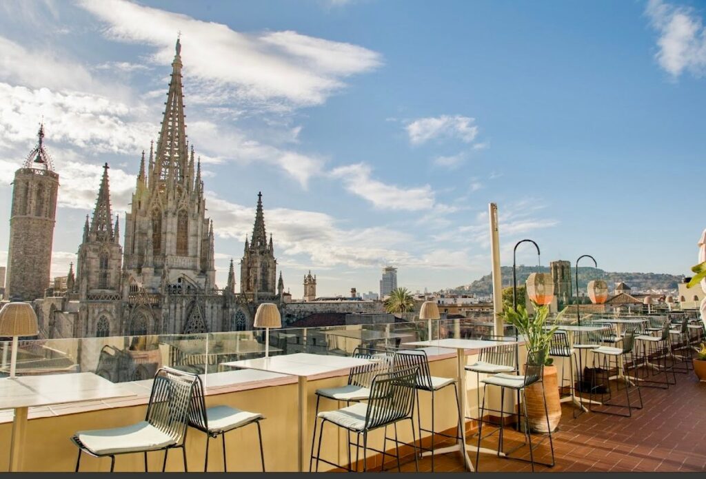 Los atardeceres mágicos de Barcelona desde la azotea de Lamaro