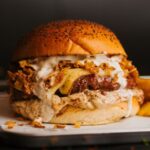 Quesos TGT y el restaurante La Sagrada presentan unahamburguesa efímera con Roncari Blue de oveja comoprotagonista